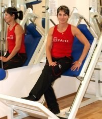 Žena cvičící ve fitnesscentru